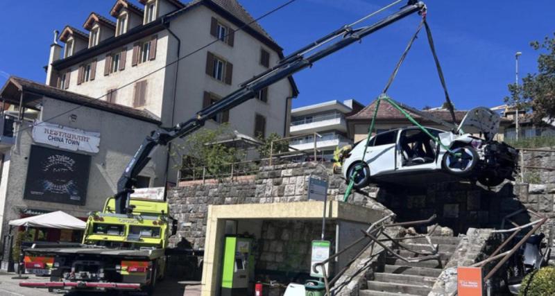 Un véhicule chute dans un escalier piéton et se retrouve dans une situation très délicate, sans faire de blessés