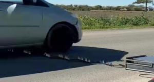 Les gendarmes sortent l'arme secrète contre les fuyards : la herse électrique qui stoppe net les voitures en refus d'obtempérer