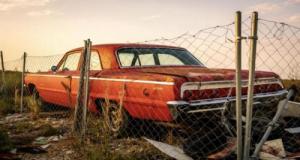 Une voiture sans conducteur détruit un lavoir après avoir dévalé une rue