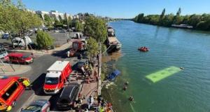 Un bus de ligne plonge dans la Seine après avoir percuté une voiture garée : quatre personnes à bord secourues saines et sauves, le conducteur était en pleine formation