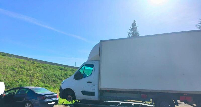 Un conducteur intercepté sur l'autoroute avec un fourgon de 3,7 tonnes mal arrimé sur un plateau inadapté et sans assurance