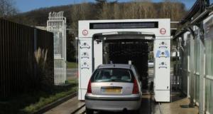 À l’école, les CM1/CM2 transforment la cour en station de lavage pour financer leur voyage