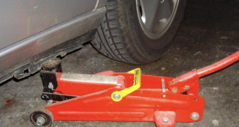 Une fillette de 3 ans coincée sous une voiture, sauvée par l’intervention d’un passant