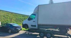 Un convoi surréaliste : avec sa Peugeot 407, il tractait un fourgon sur une remorque minuscule