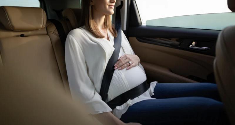 En direction de la maternité, elle accouche sur le siège côté passager