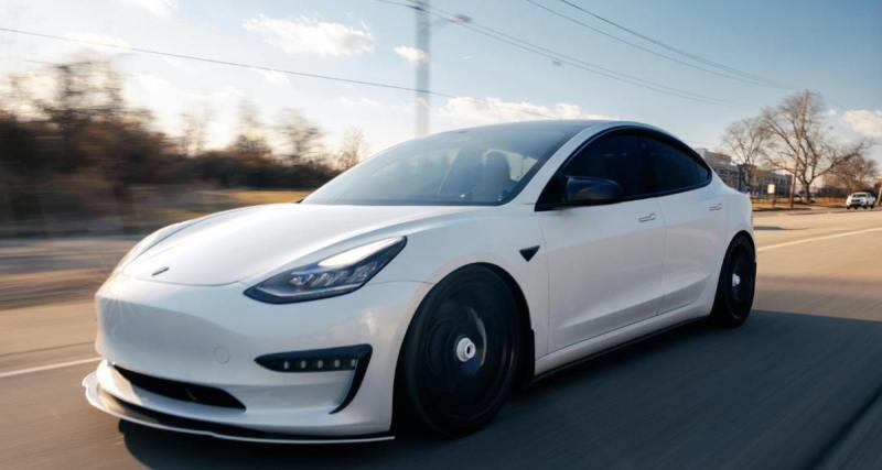 Totalement ivre, elle pensait que l’Autopilot de sa Tesla la ramènerait chez elle… avant de s’arrêter en pleine autoroute