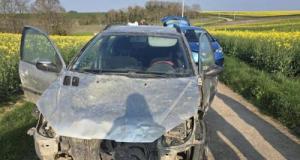 Sans l’une de ses quatre roues et avec les airbags déclenchés, cette femme continue de rouler