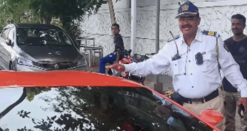 Des policiers arrêtent une Lamborghini Aventador… simplement pour prendre une photo