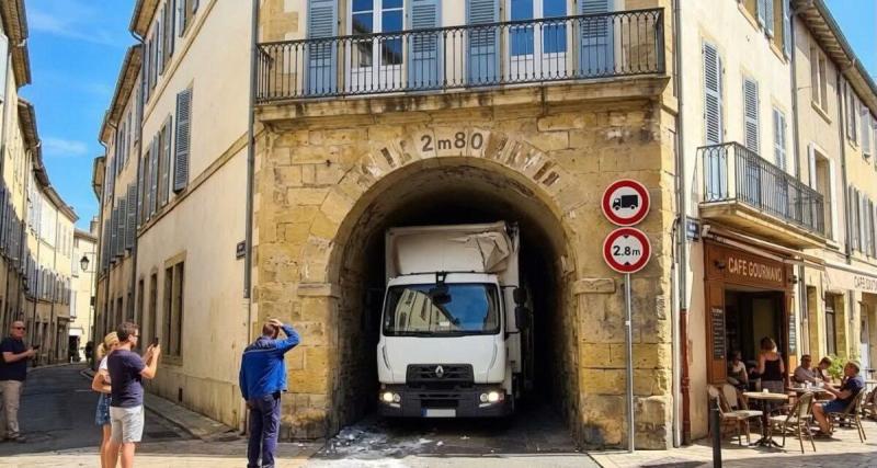  - Il ignore les panneaux, fait confiance à son GPS et se retrouve coincé sous un tunnel