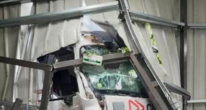 Un conducteur fait une sortie de route et encastre son camion dans la façade d'un bâtiment des pompes funèbres