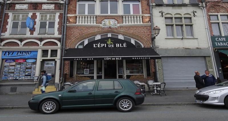 Elle s’arrête acheter des cigarettes, son passager repart avec sa voiture… et son chien à bord