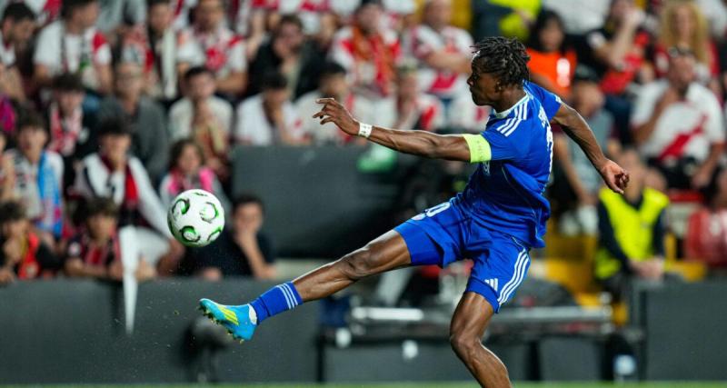Strasbourg : Emanuel Emegha pris pour cible par la Meinau après la défaite contre le Rayo Vallecano