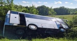 Le bus partait pour le cinéma, il s'est retrouvé sur le flanc avec 21 écoliers à bord après une sortie de route