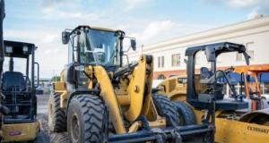 Un différend avec son garagiste le met dans une telle colère qu'il vole un bulldozer et dévaste une ville : il était ivre et drogué