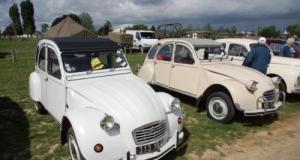 Il entre acheter un t-shirt dans un salon auto et repart avec une 2CV de collection gagnée à la tombola