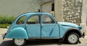 En 2CV à travers la France, un couple transforme la maladie de Parkinson en combat solidaire