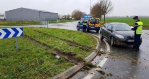 Filmer sa trend TikTok sur un rond-point devant des policiers : il perd son permis, sa voiture et écope