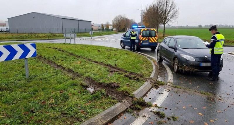 Filmer sa trend TikTok sur un rond-point devant des policiers : il perd son permis, sa voiture et écope