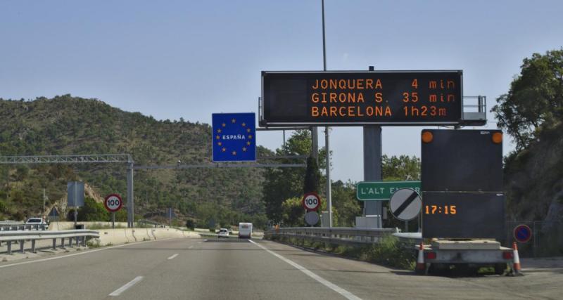 Tellement ivre après une nuit de folie à la Jonquera, un conducteur ne voit pas le véhicule de police derrière lui… Et le percute