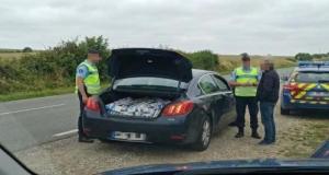 Les gendarmes remarquent une anomalie sur la plaque, inspectent le coffre et font une découverte qui envoie le conducteur en garde à vue