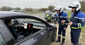 Il avait désactivé les restrictions de sa Tesla pour regarder Netflix au volant : les policiers ont tout vu