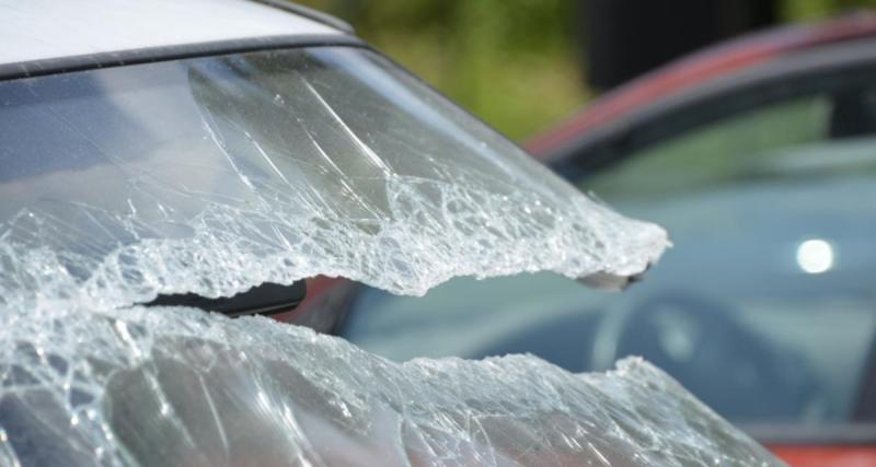 - Intrigués par un véhicule au pare-brise fissuré lors d’un plein d’essence, les gendarmes tombent sur une conductrice cumulant les infractions
