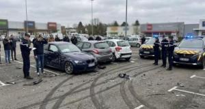 Il tente de drifter sur un parking avec sa BMW : le conducteur de 20 ans perd le contrôle et percute plusieurs voitures garées
