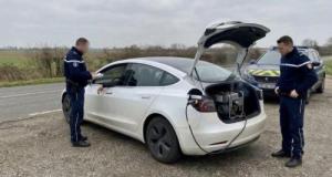 Tesla rechargée au diesel en roulant coffre ouvert : la "blague" qui a coûté très cher à ce conducteur