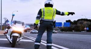 Ce camion roulait en zigzag sur l'autoroute : les policiers découvrent 26 défauts techniques dont un arbre de direction cassé et des freins défaillants
