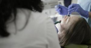 Un faux dentiste interpellé à Paris : il réalisait des soins dans sa voiture après avoir démarché ses victimes sur les marchés