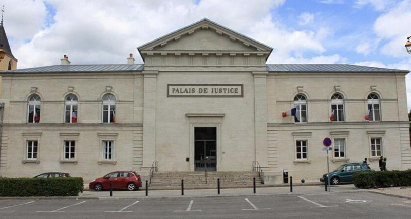  - À toute vitesse dans les rues de la ville il accuse son frère jumeau devant la justice… et finit relaxé