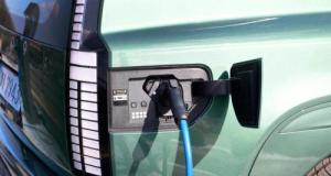 Les voitures électriques sont moins sujettes aux incendies que les hybrides