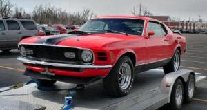 Cette Ford Mustang Mach 1 pulvérisée en pleine vente, les enchères dérapent