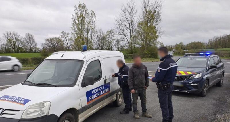 Un électricien colle un gyrophare sur son utilitaire pour griller les bouchons : les gendarmes ne trouvent pas ça drôle