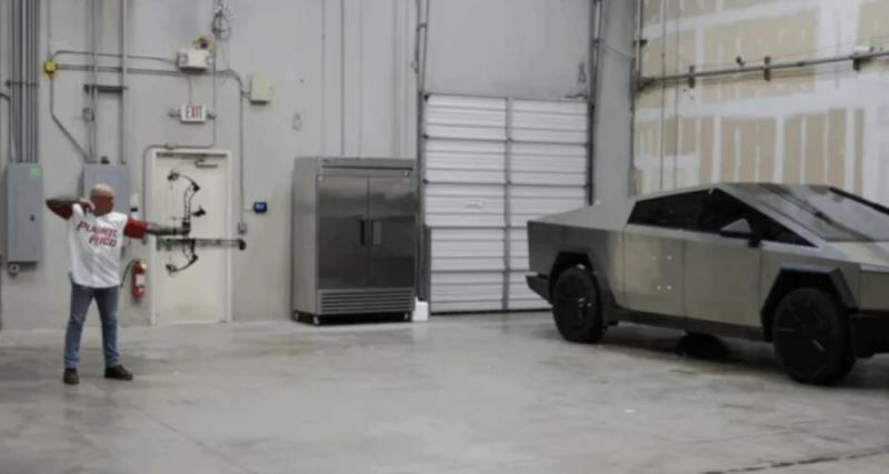 Un pari à 1 dollar, une flèche et un Cybertruck : Elon Musk teste la résistance de son véhicule