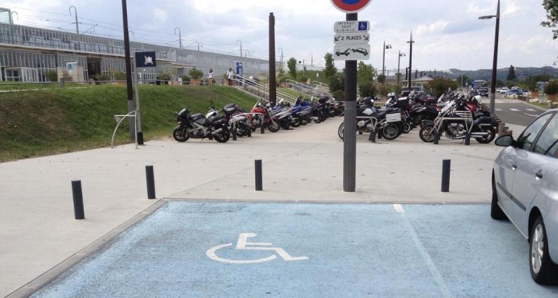 Il laisse sa voiture en panne sur une place handicapée : elle finit à la fourrière pendant deux mois