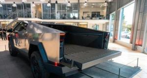 Il teste le “mode bateau” de son Cybertruck dans un lac… et finit au poste de police