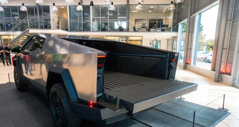 Il teste le “mode bateau” de son Cybertruck dans un lac… et finit au poste de police