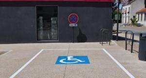 Il prévient les agents de sa crevaison sur une place handicapée, ils embarquent quand même sa voiture à la fourrière pour 2 mois