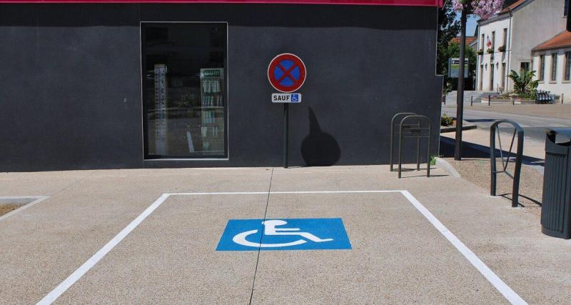  - Il prévient les agents de sa crevaison sur une place handicapée, ils embarquent quand même sa voiture à la fourrière pour 2 mois