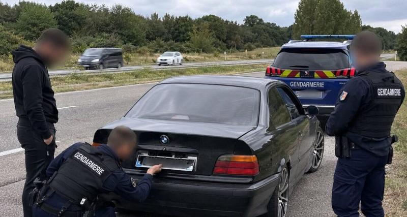 Le conducteur active sa plaque rotative face aux gendarmes : une erreur fatale qui lui coûte très cher