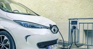 En train de recharger sa voiture électrique, il assiste à l’incendie du van voisin et parle d’une “scène de panique”