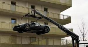 Insolite : faute de parking, il hisse sa Ferrari à 300 000 € sur son balcon avec une grue… la suite est incroyable (vidéo)