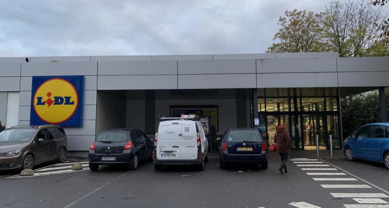 Il laisse sa voiture tout le week-end sur le parking de Lidl… et découvre une facture de 500 € au moment de repartir