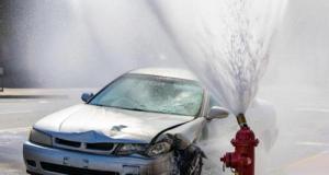Une voiture percute une borne incendie et asperge la rue