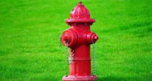 Canicule : ouvrir une bouche d'incendie pour se rafraîchir peut vous coûter très cher, voici pourquoi c'est si dangereux