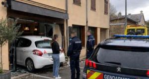 Trois jours après avoir obtenu son permis à 17 ans, elle défonce la vitrine d'un salon de coiffure en voulant se garer