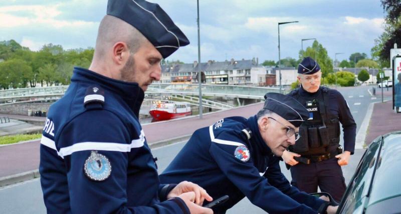 Son habitacle rempli d'épaisse fumée intrigue les gendarmes… il fumait la chicha en conduisant !