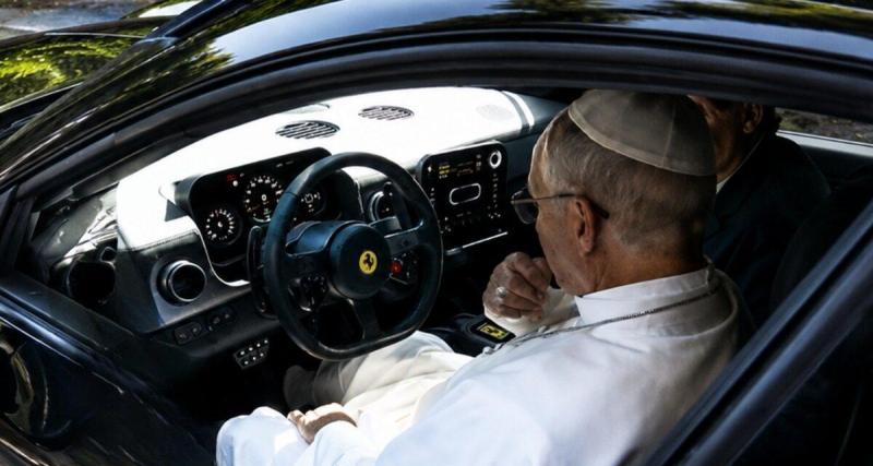  - Une avant-première inédite : la nouvelle Ferrari électrique reçoit la bénédiction du pape (vidéo)