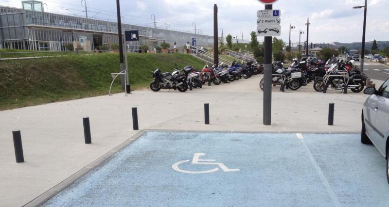  - Amputée des quatre membres, elle doit payer une amende pour s’être garée sur une place handicapée